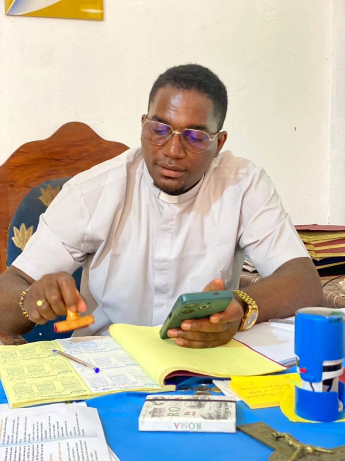 ÉCONOME — AU BUREAU