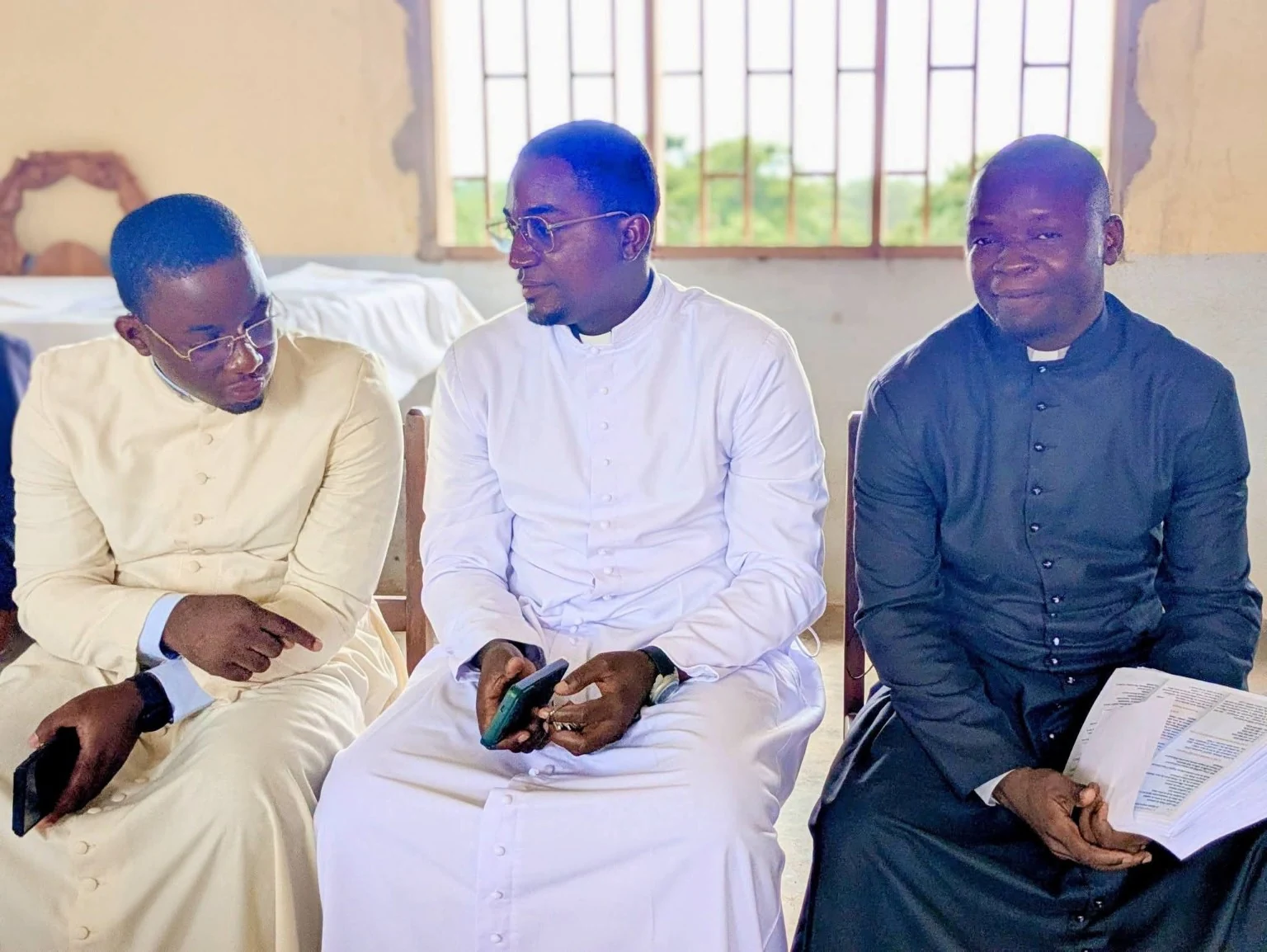 PRETRES ET FORMATEURS ASSIS