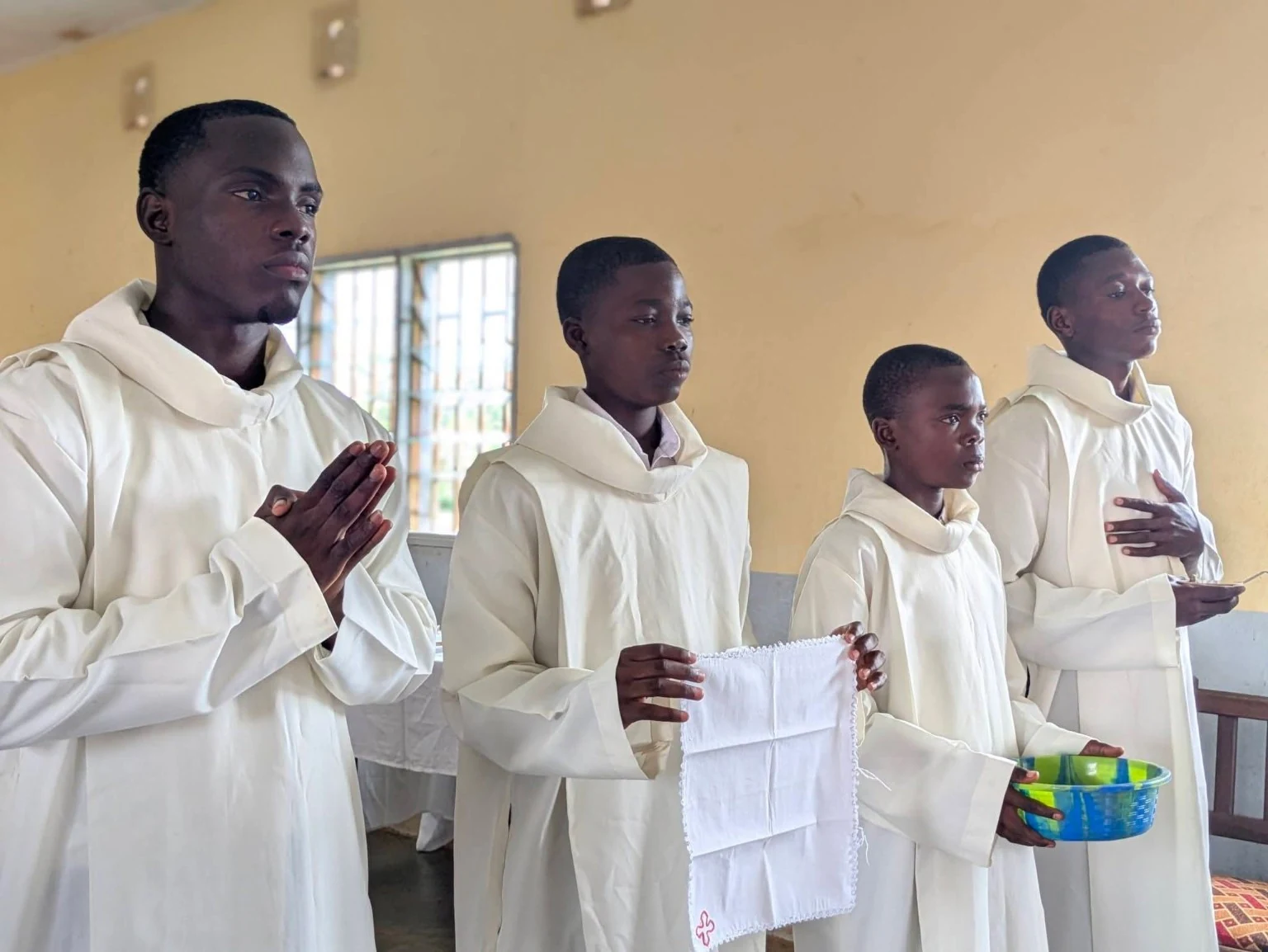 SEMINARISTES SERVANTS LITURGIE