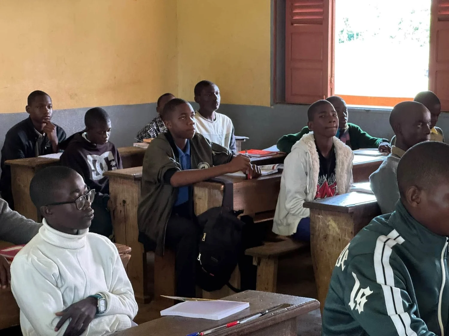 Élèves attentifs pendant un cours