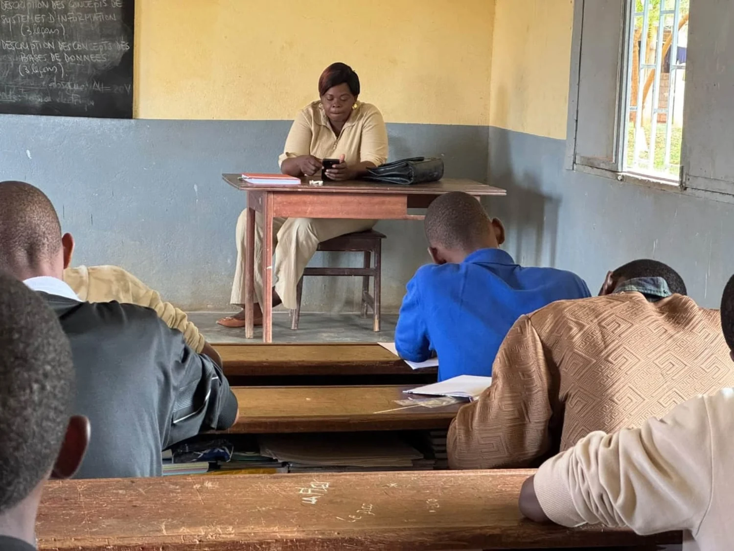 Enseignante devant les élèves