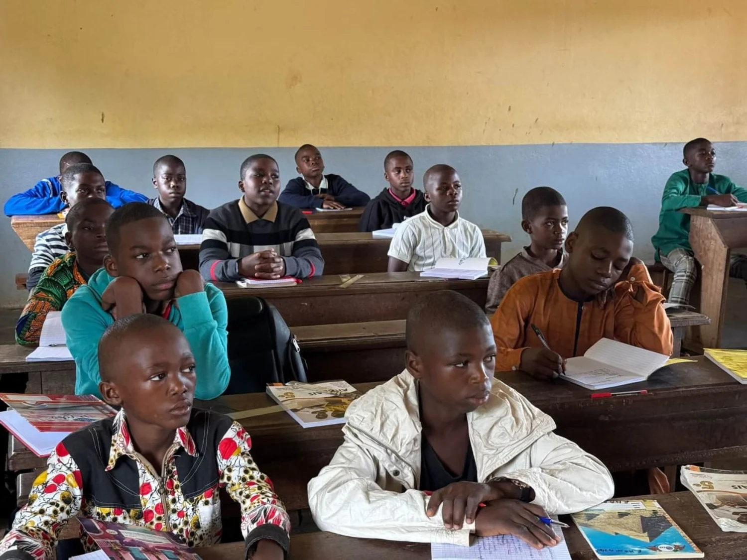 Élèves en classe pendant la rentrée scolaire