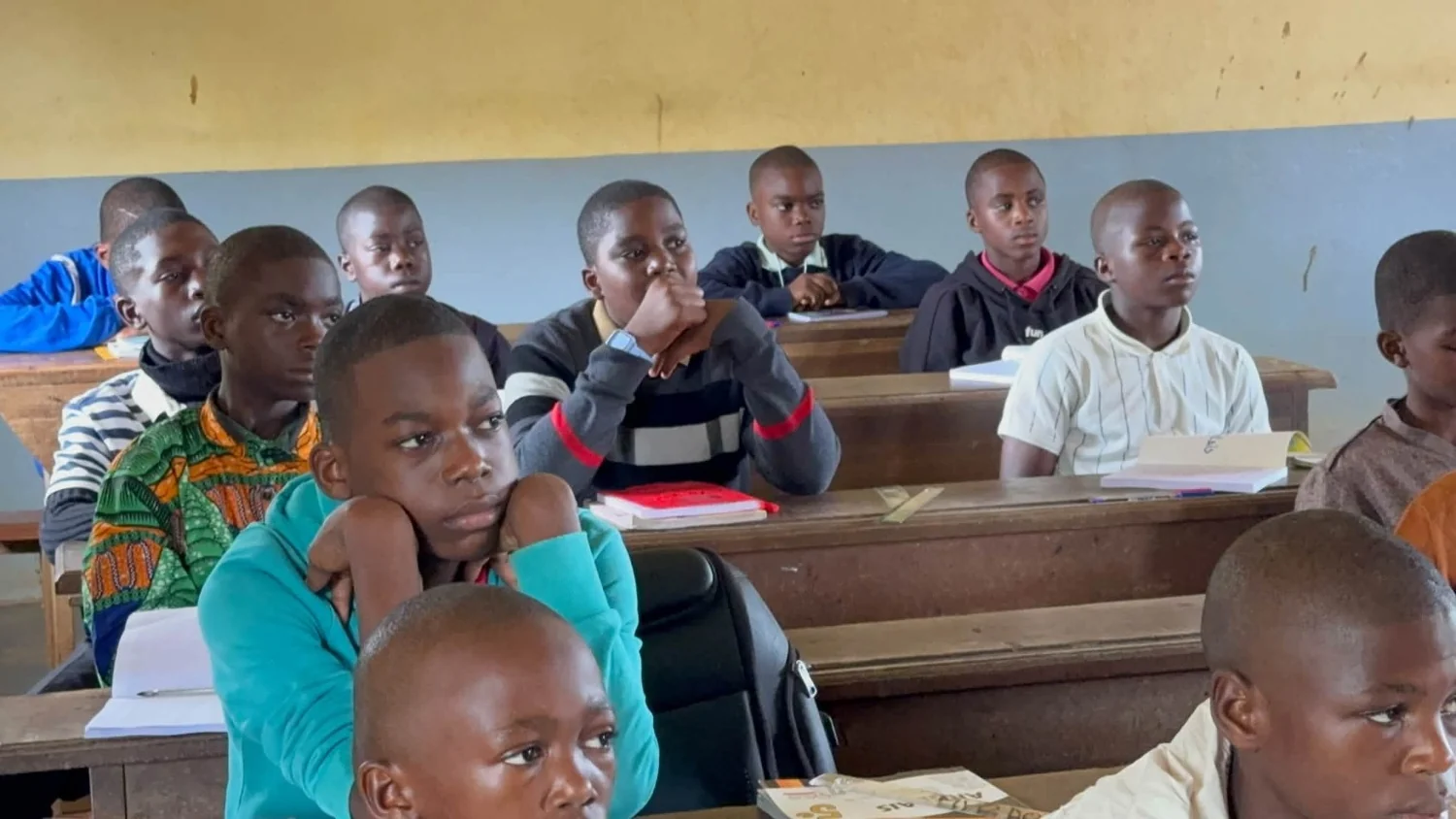 Élèves à l’écoute en classe