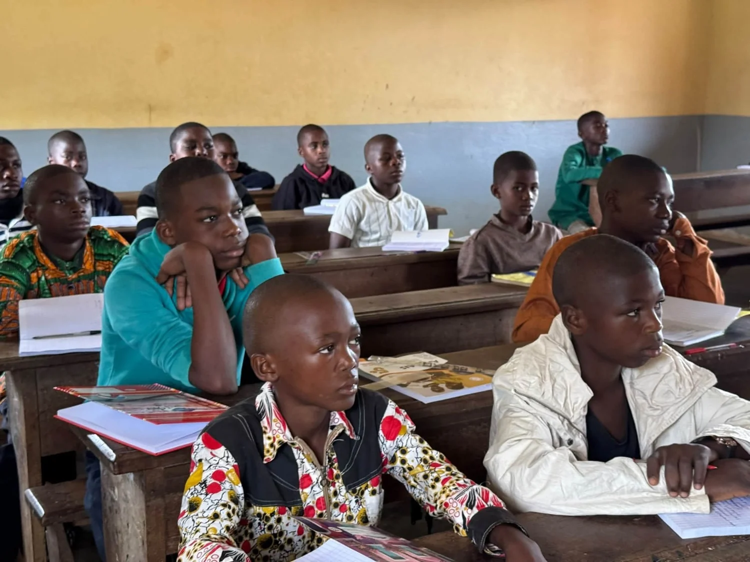 Classe attentive pendant la rentrée